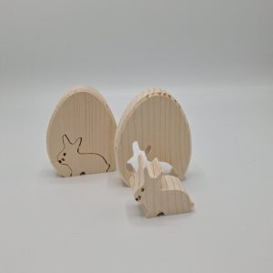 Houten Paashaasje in Ei (11 cm hoog)