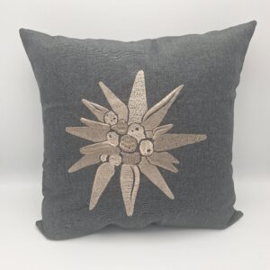 Zirben Kussen met Antraciet Deco Hoes Edelweiss – Alpine Sfeer (40×40 cm)
